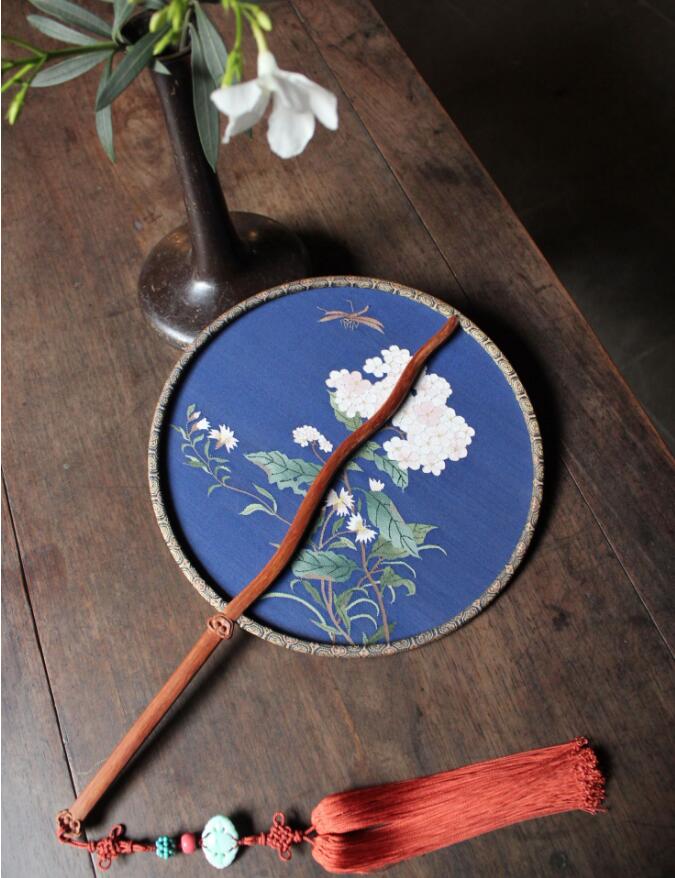 匠心啟航閱讀藍(lán)底繡球花緙絲團(tuán)扇