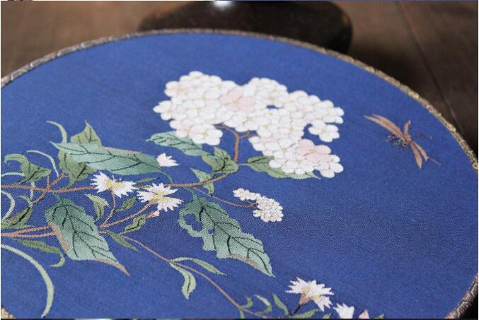 匠心啟航閱讀藍(lán)底繡球花緙絲團(tuán)扇