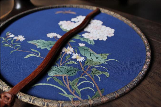 匠心啟航閱讀藍(lán)底繡球花緙絲團(tuán)扇