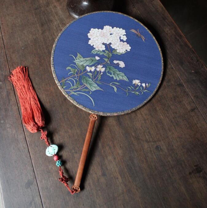 匠心啟航閱讀藍(lán)底繡球花緙絲團(tuán)扇