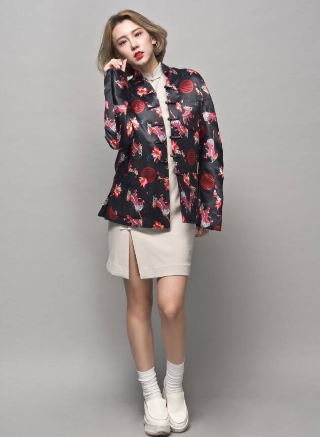 匠心啟航閱讀麒麟印花盤扣唐裝圖片