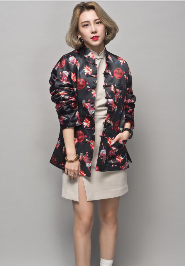 匠心啟航閱讀麒麟印花盤扣唐裝圖片