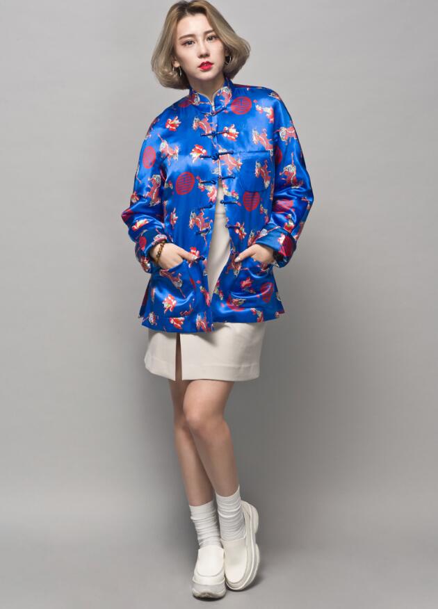 匠心啟航閱讀麒麟印花盤扣唐裝圖片