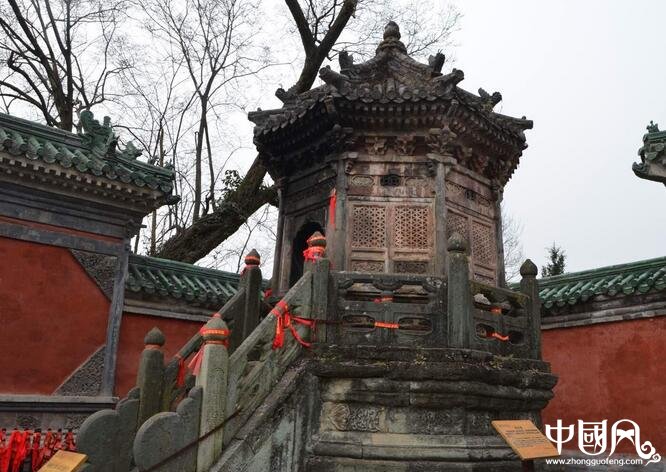 利用陡坡開(kāi)展建筑的經(jīng)典之作——道家復(fù)真觀