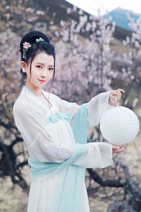 大擺繡花齊胸襦裙，漢服