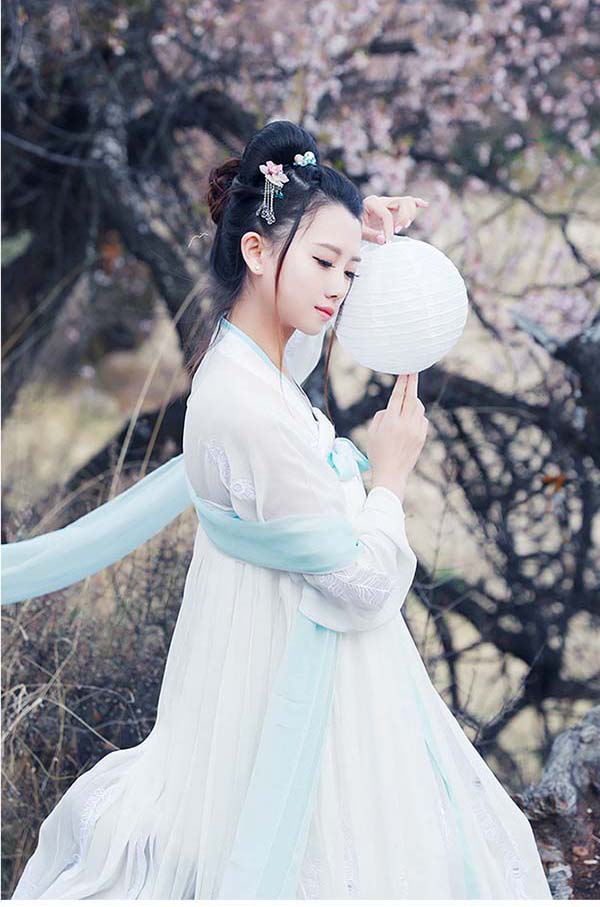 大擺繡花齊胸襦裙，漢服