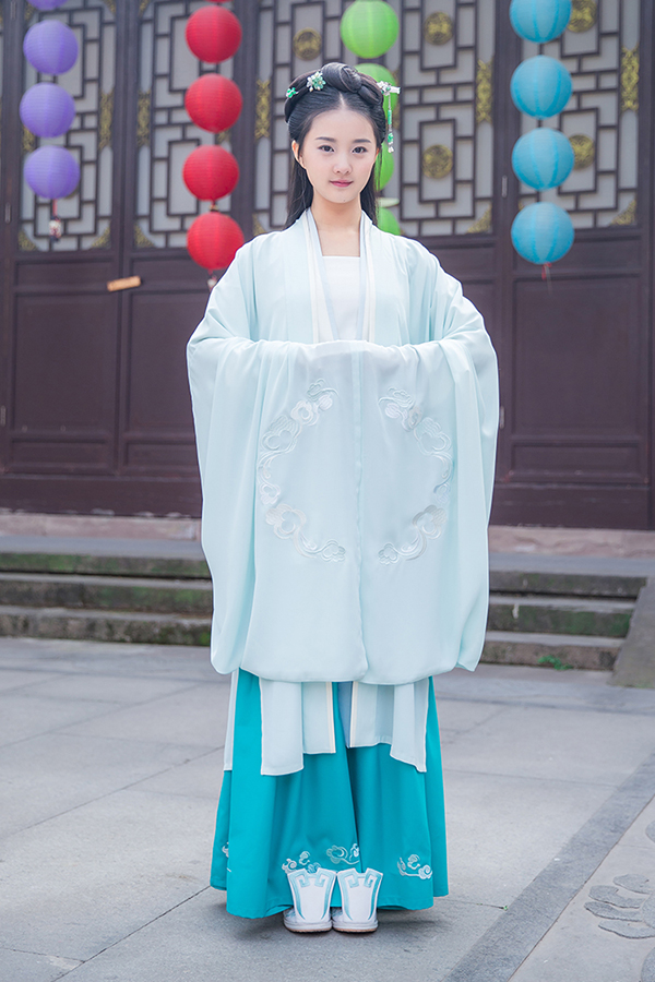 傳統(tǒng)漢服 繡花大袖衫搭齊胸交領(lǐng)襦裙