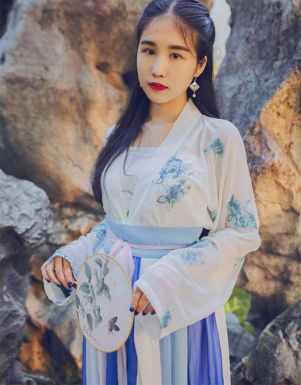 唐 漢服對(duì)襟襦裙齊腰繡襦裙