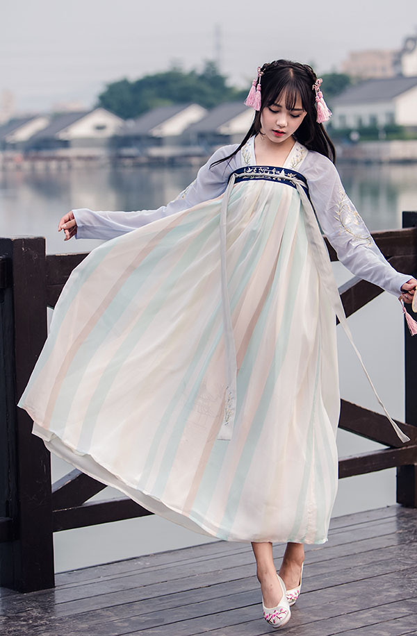 漢服改良元素刺繡對(duì)襟齊胸襦裙