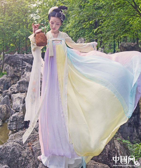 漢服  隋唐繡花齊胸襦裙