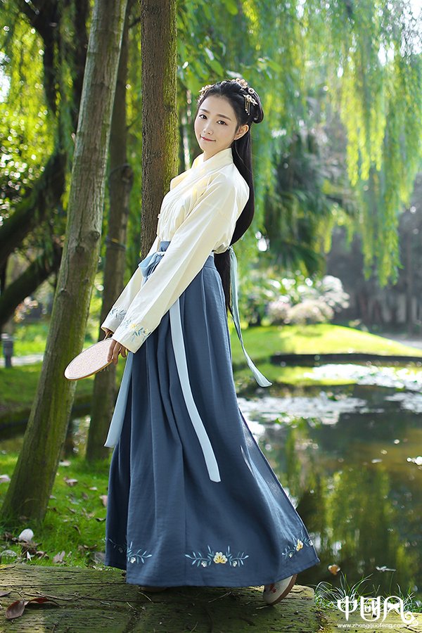 漢服繡花對(duì)襟半臂交領(lǐng)齊腰襦裙