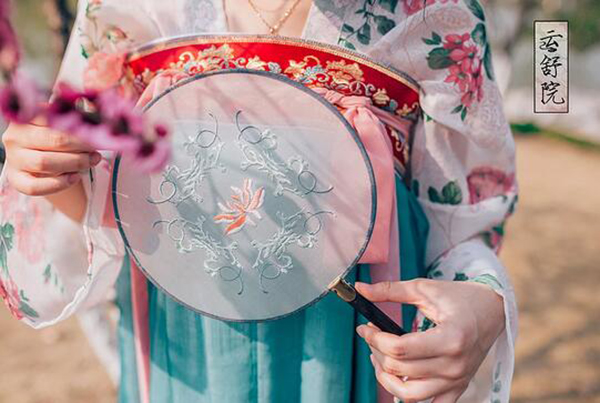 匠心啟航閱讀繡花簡約清新團(tuán)扇