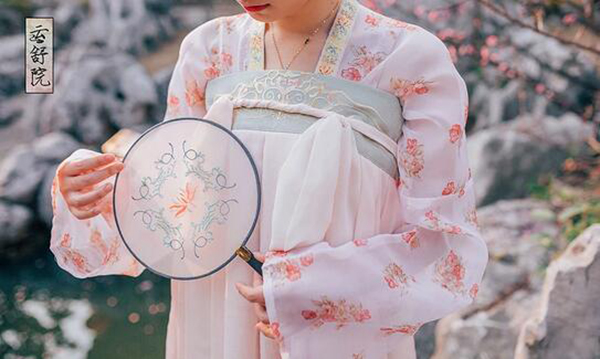 匠心啟航閱讀繡花簡約清新團(tuán)扇