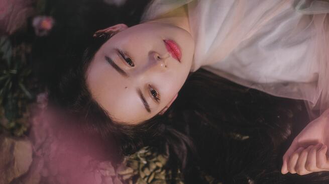 古裝女子攝影照片，桃樹為誰種