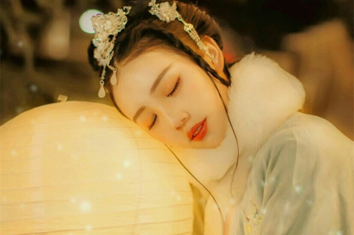 柔美女子攜燈古風(fēng)頭像，婉約匠心啟航閱讀微信qq頭像