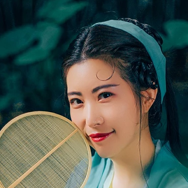 青青帶團(tuán)扇女生頭像，唯美古風(fēng)真人頭像