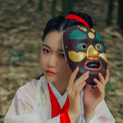 紅衣帶面具扇女生頭像，唯美古風(fēng)真人頭像