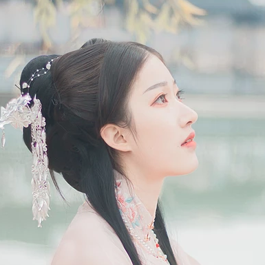 粉衣帶團(tuán)扇女生頭像，淡雅唯美古風(fēng)真人頭像