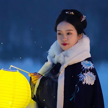 月夜下提燈女生頭像，唯美古風(fēng)真人頭像