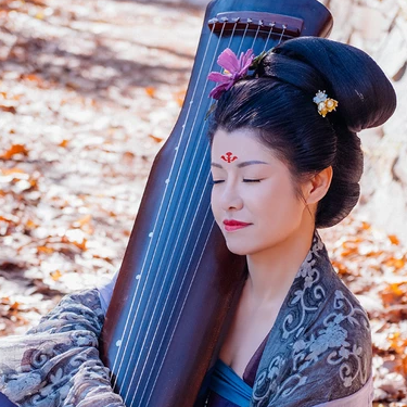 波光秋色帶古琴女生頭像，唯美古風(fēng)真人頭像