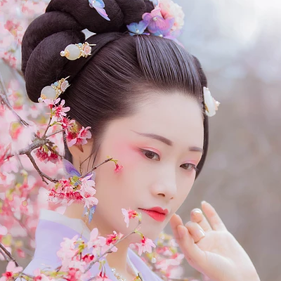 櫻花樹下粉色佳人女生頭像，唯美古風真人頭像