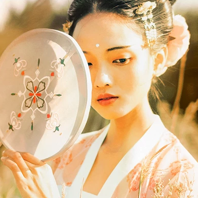 淡雅文藝帶團(tuán)扇女生頭像，唯美古風(fēng)真人頭像