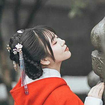 清新文藝紅披風女生頭像，唯美古風真人頭像