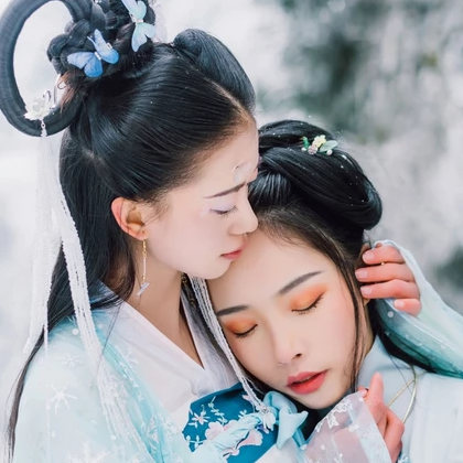 雪地清新閨蜜帶傘頭像，唯美古風(fēng)真人頭像