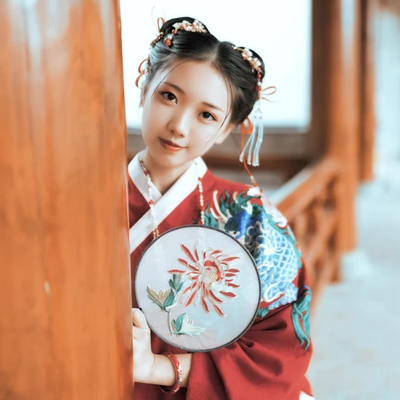 古典紅衣漢服帶團(tuán)扇女生頭像，唯美古風(fēng)頭像