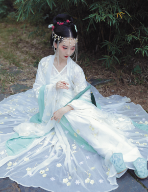 精美繡花漢服，端莊大氣漢服