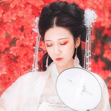 楓葉白衣帶團(tuán)扇女生頭像，唯美古風(fēng)真人頭像