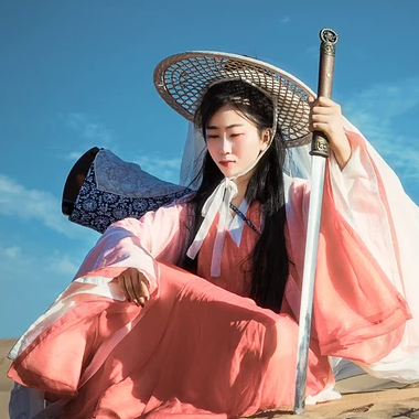 文藝俠客帶兵器女生頭像，唯美古風(fēng)真人頭像