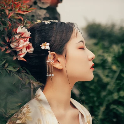 花溪佳人帶團扇女生頭像，唯美古風真人頭像