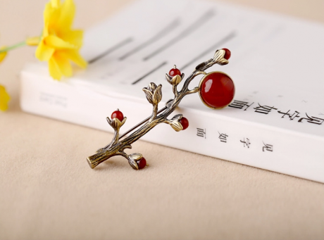 一曲紅塵胸針，優(yōu)雅復古瑪瑙飾品