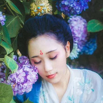 藍(lán)顏花艷帶傘女生頭像，唯美古風(fēng)真人頭像