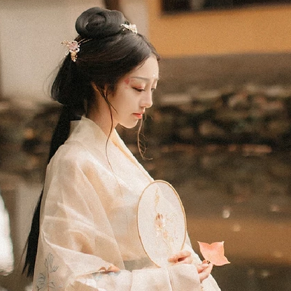 秋葉帶團(tuán)扇文藝女生頭像，唯美古風(fēng)真人頭像