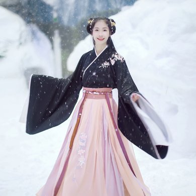 折扇刺繡大袖交領(lǐng)襦裙?jié)h服，端莊牡丹繡花漢服