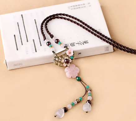匠心啟航閱讀粉水晶吊墜毛衣鏈，長命鎖項(xiàng)鏈?zhǔn)罪? / data-ykqw=