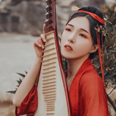 紅裳彈琵琶女生頭像，唯美古風(fēng)真人頭像