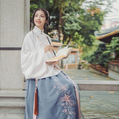 立領斜襟襖裙?jié)h服，淡雅脫俗菊花刺繡漢服