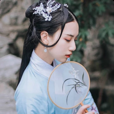 古典藍(lán)衣帶團(tuán)扇女生頭像，唯美古風(fēng)真人頭像