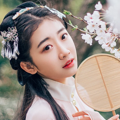 桃花樹下古風(fēng)頭像，唯美古風(fēng)粉衣女子真人頭像