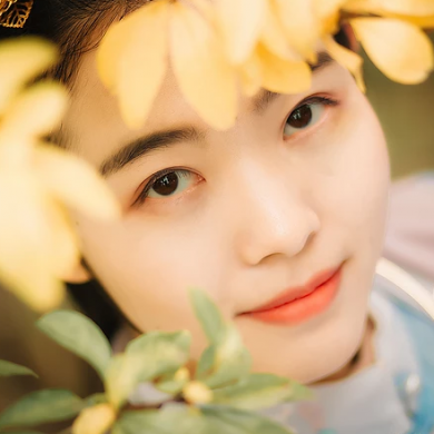 秋風(fēng)帶團(tuán)扇少女頭像，唯美古風(fēng)真人頭像