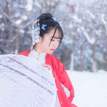 白雪紅衣女生頭像，唯美古風(fēng)真人頭像