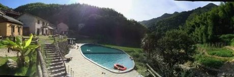 秘境民宿，倒影空寂山谷的一輪明鏡