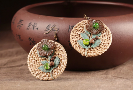 怡圓藤編草墊耳環(huán)，時(shí)尚匠心啟航閱讀首飾