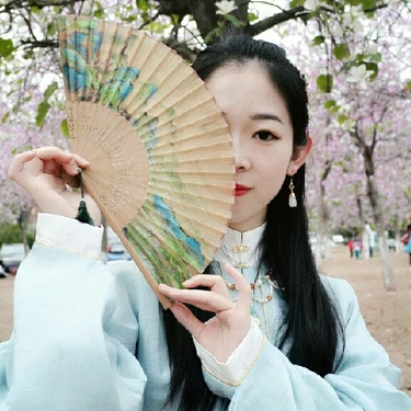 花開(kāi)帶折扇女生頭像，唯美古風(fēng)真人頭像