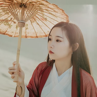 沙漠紅衣帶傘女生頭像，唯美古風(fēng)真人頭像