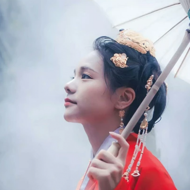 紅衣仙鶴帶傘女生頭像，唯美古風真人頭像