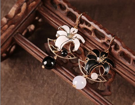 黑白百合花耳環(huán)，優(yōu)雅曼妙的首飾!